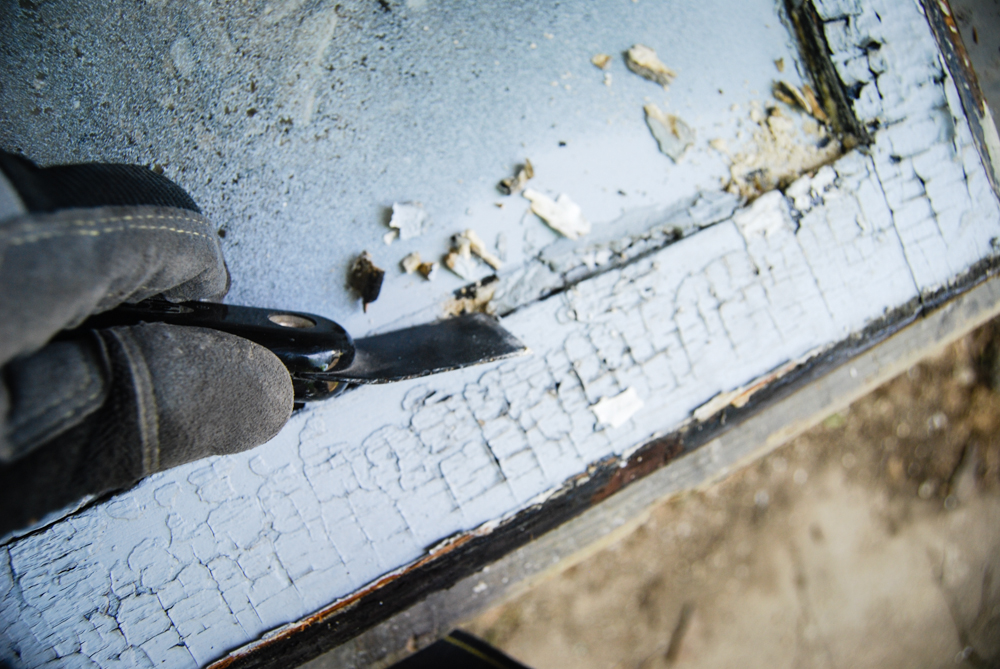 Removing the glazing to free the glass